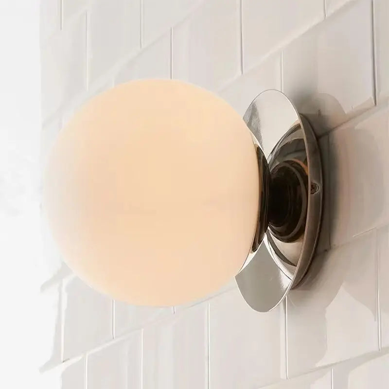 Nordisk opal globus glas smedejern væglampe