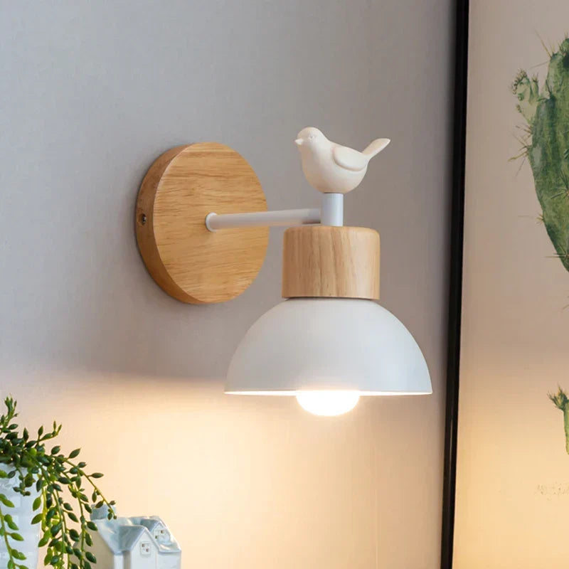 Nordisk træ siddende fugleskulptur minimalistisk væglampe