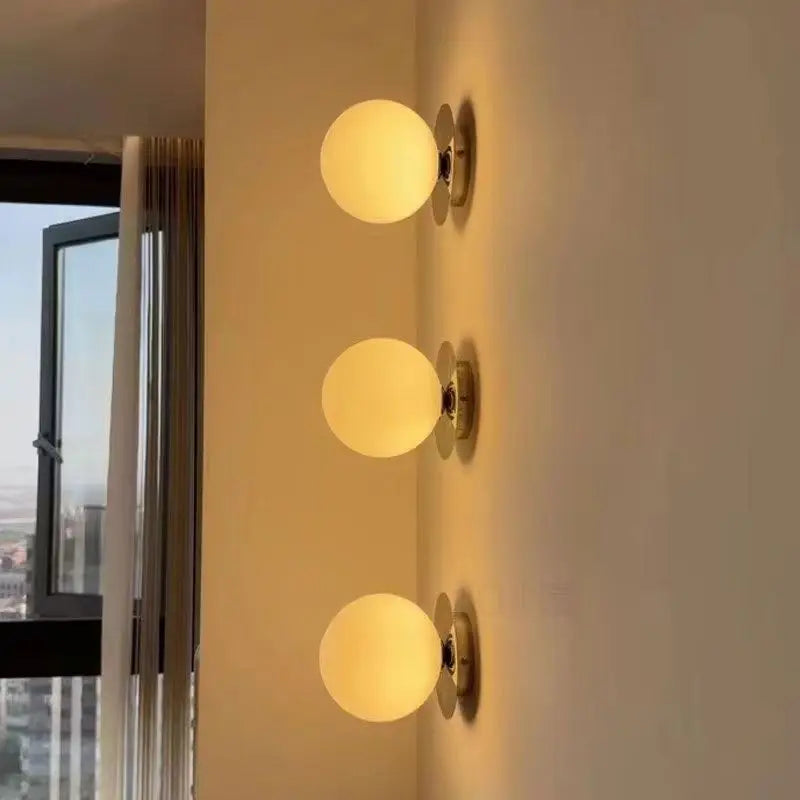 Nordisk opal globus glas smedejern væglampe