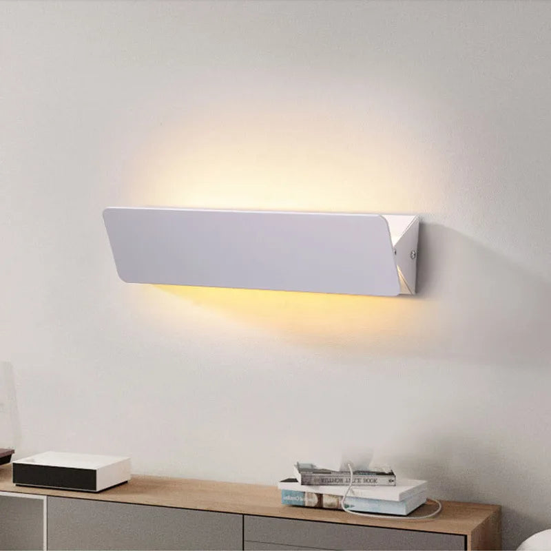 Minimalistisk rektangulær aluminium væglampe med svingarm