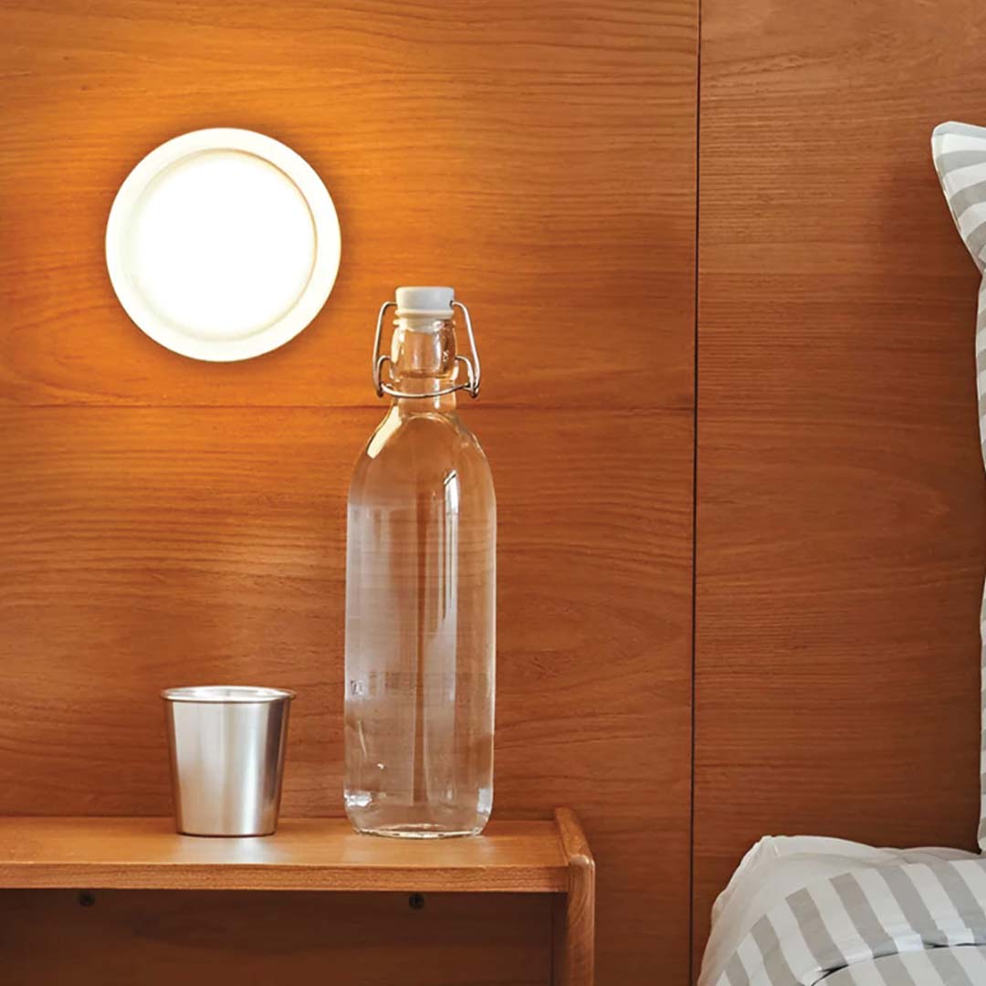 Moderne metal- og glasjusterbar tone væglampe
