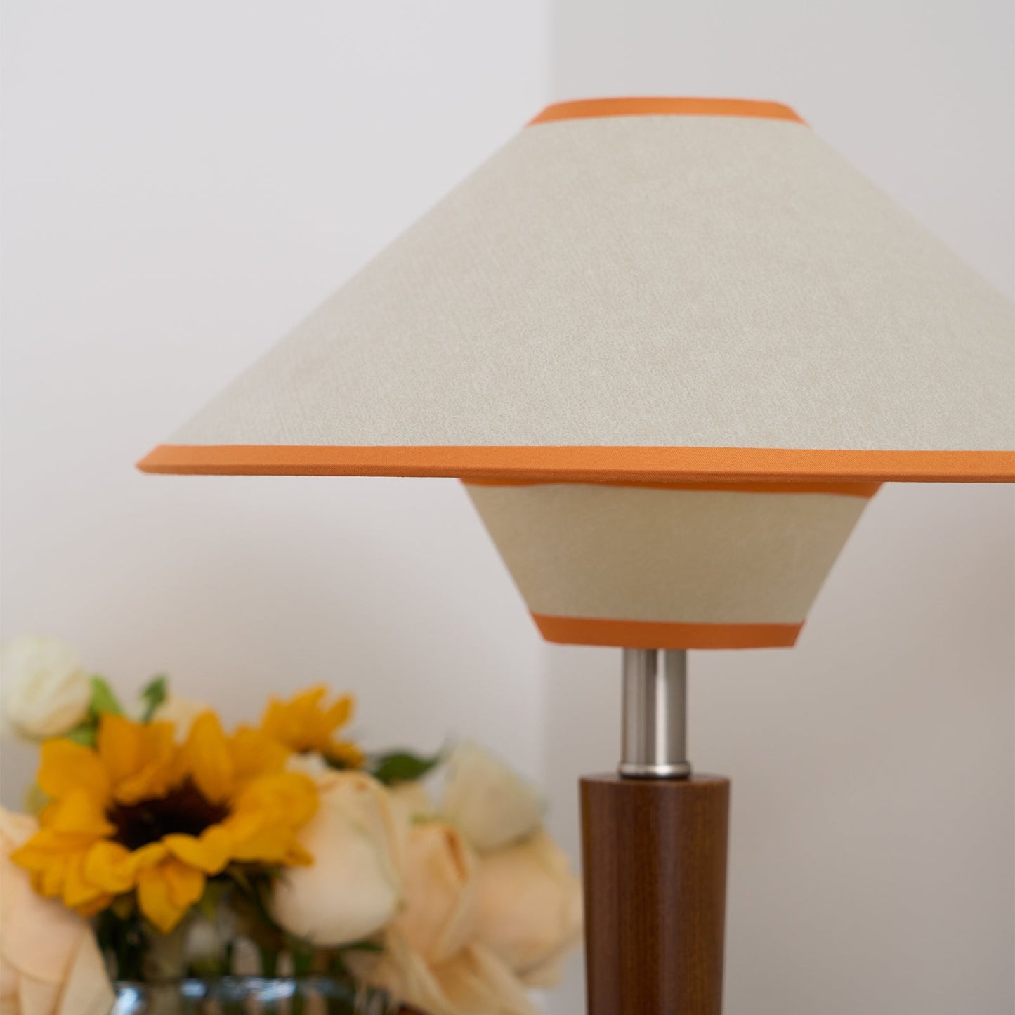 Zymorica | Mid-century modern valnød søjle accent bordlampe