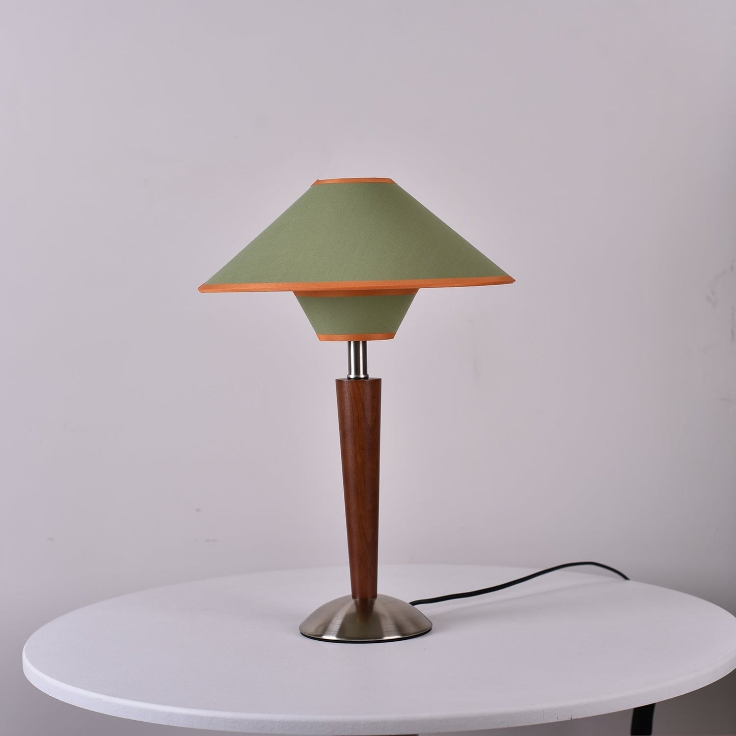 Zymorica | Mid-century modern valnød søjle accent bordlampe