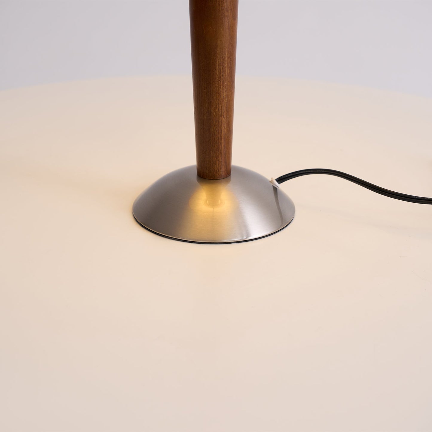 Zymorica | Mid-century modern valnød søjle accent bordlampe
