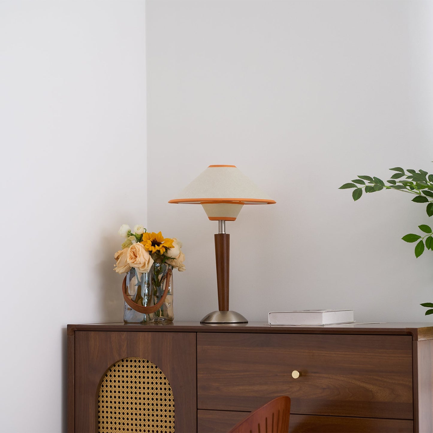 Zymorica | Mid-century modern valnød søjle accent bordlampe