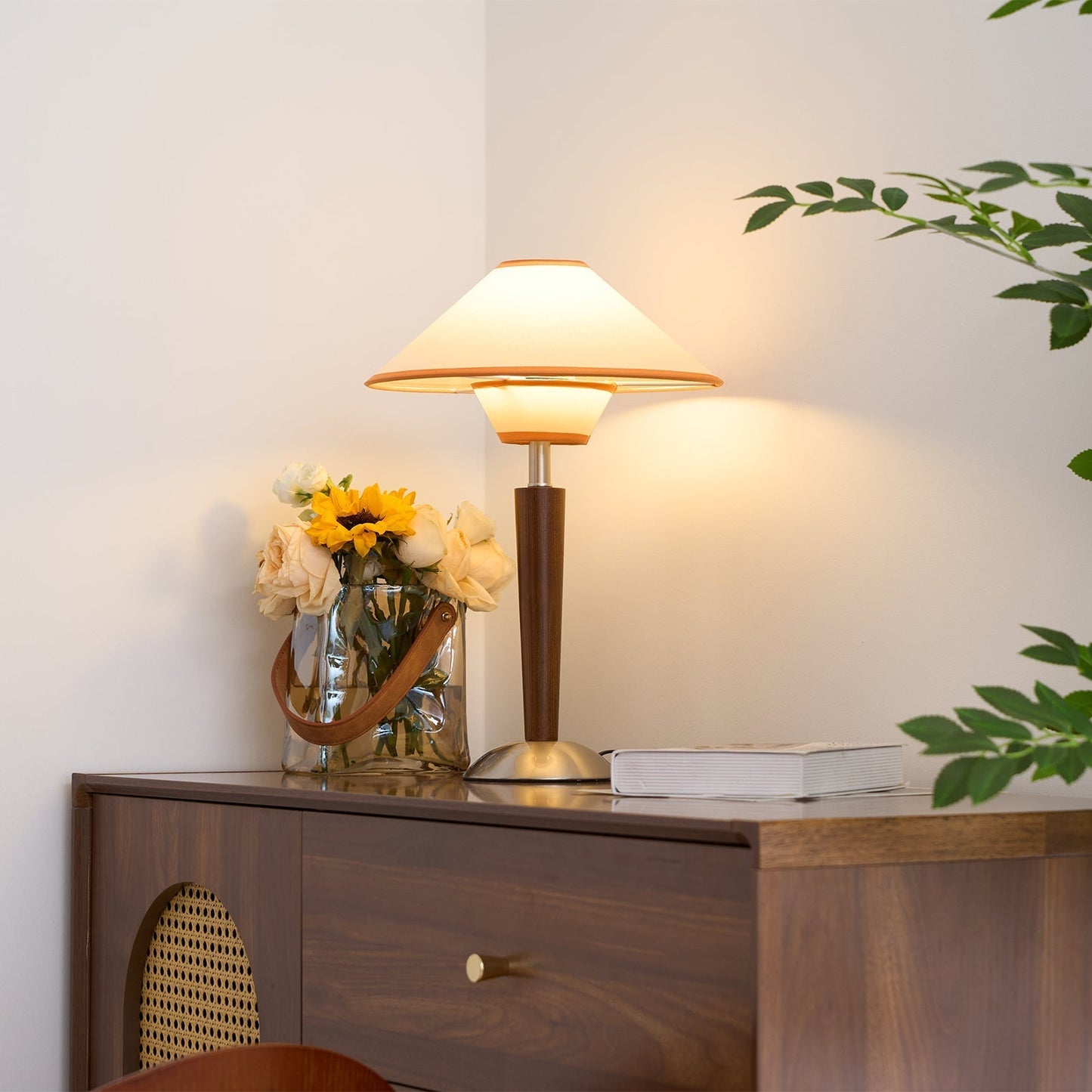 Zymorica | Mid-century modern valnød søjle accent bordlampe