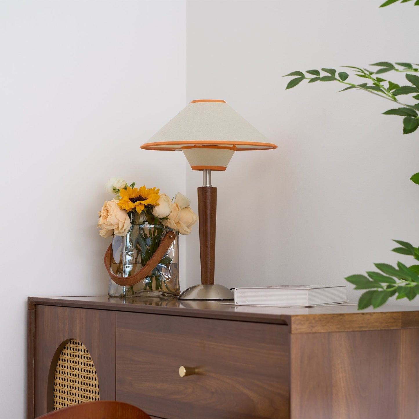 Zymorica | Mid-century modern valnød søjle accent bordlampe