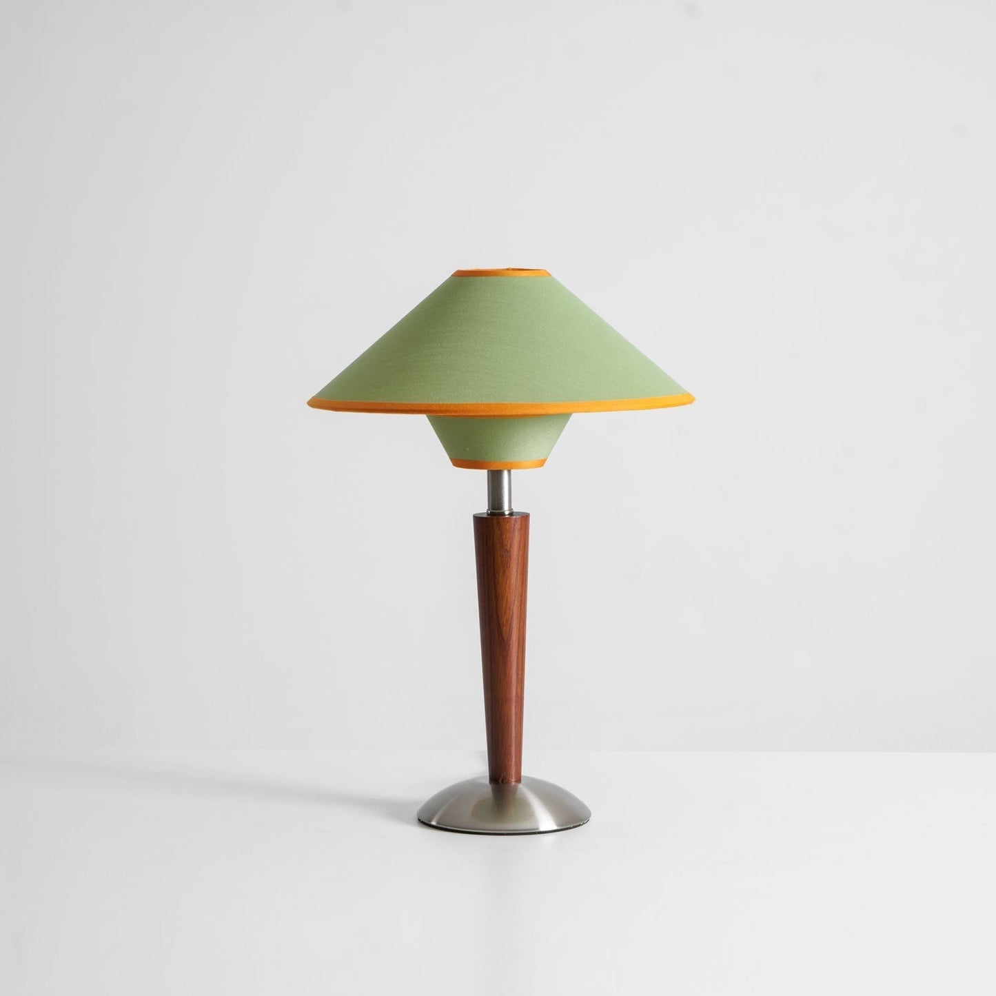 Zymorica | Mid-century modern valnød søjle accent bordlampe