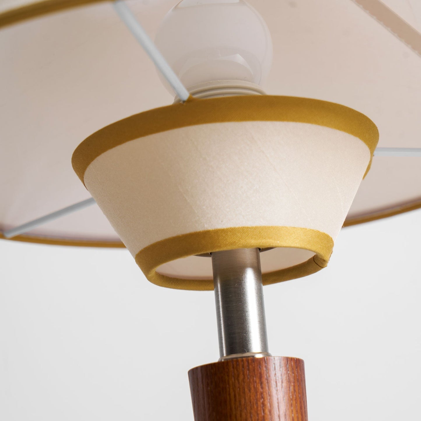 Zymorica | Mid-century modern valnød søjle accent bordlampe