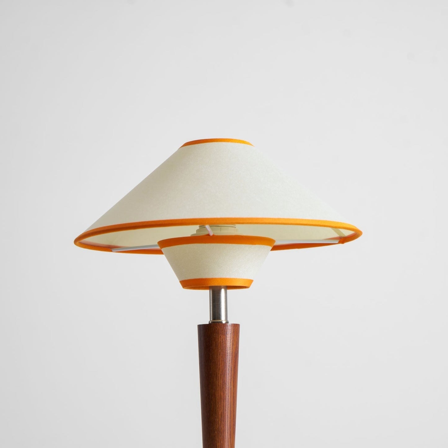 Zymorica | Mid-century modern valnød søjle accent bordlampe