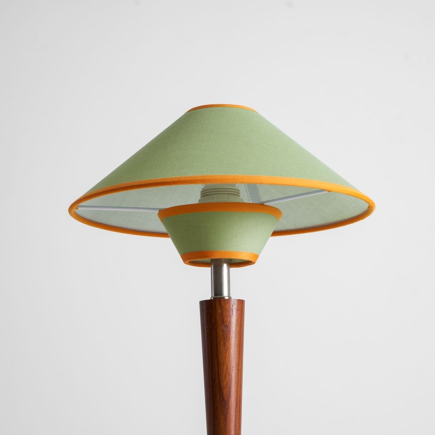 Zymorica | Mid-century modern valnød søjle accent bordlampe