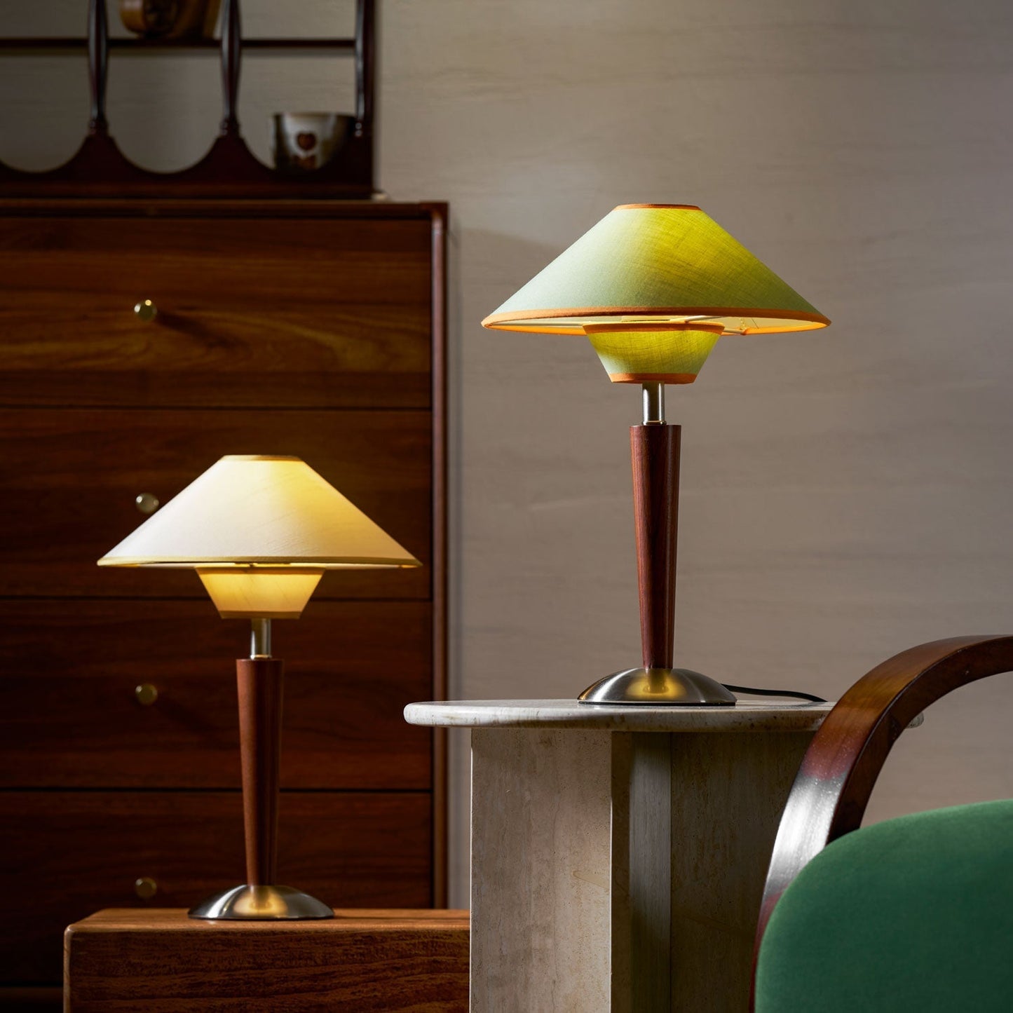 Zymorica | Mid-century modern valnød søjle accent bordlampe