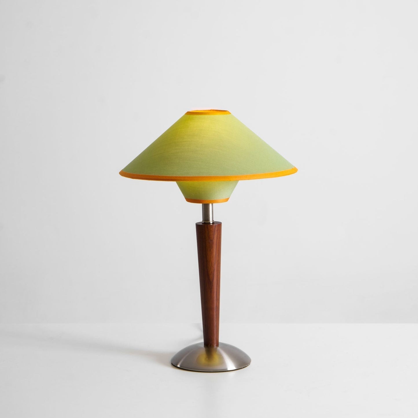 Zymorica | Mid-century modern valnød søjle accent bordlampe