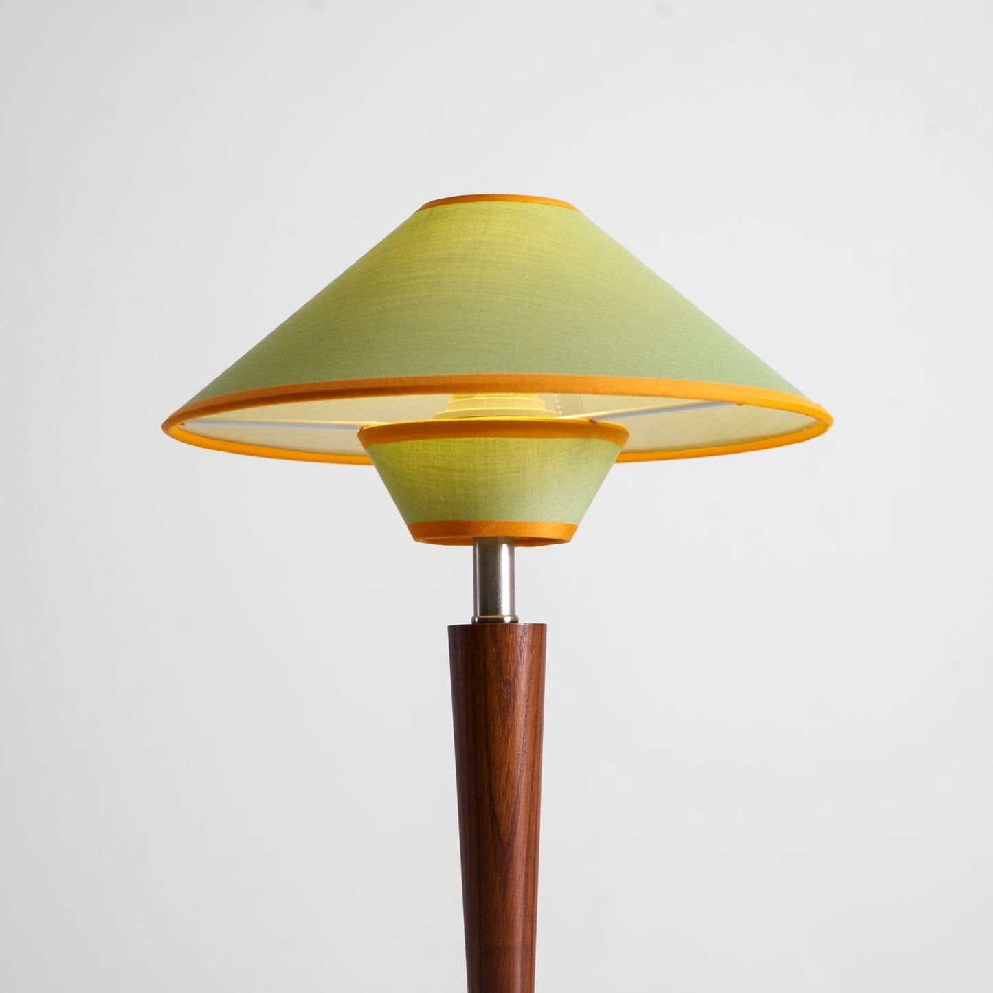 Zymorica | Mid-century modern valnød søjle accent bordlampe