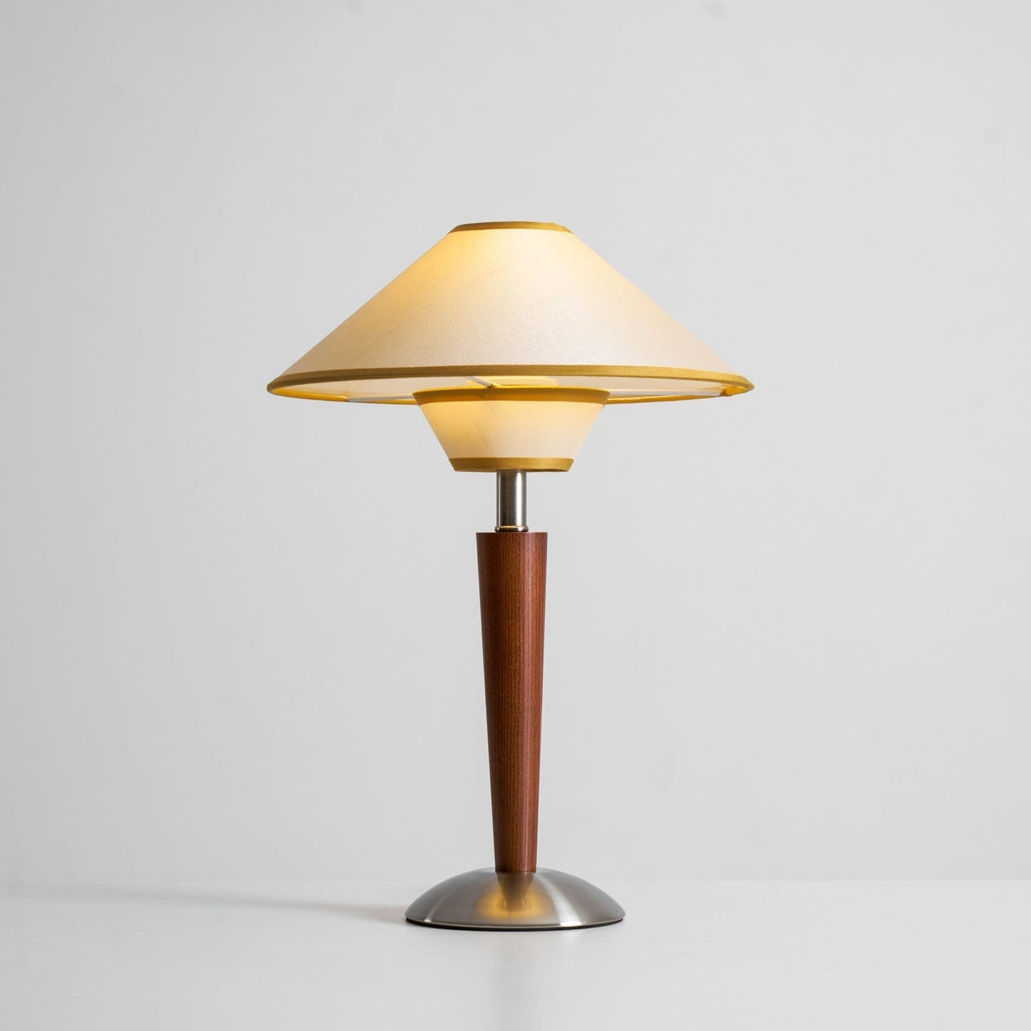 Zymorica | Mid-century modern valnød søjle accent bordlampe