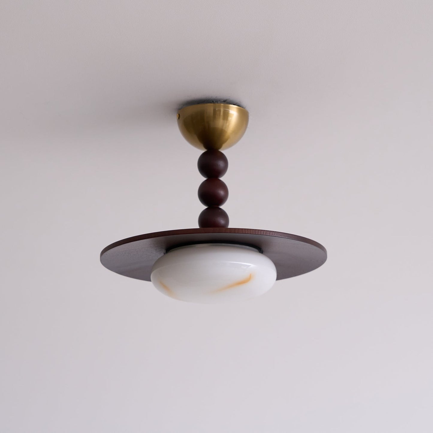 Midthos | Mid-century træ alabast kuppel flush montering loftslampe
