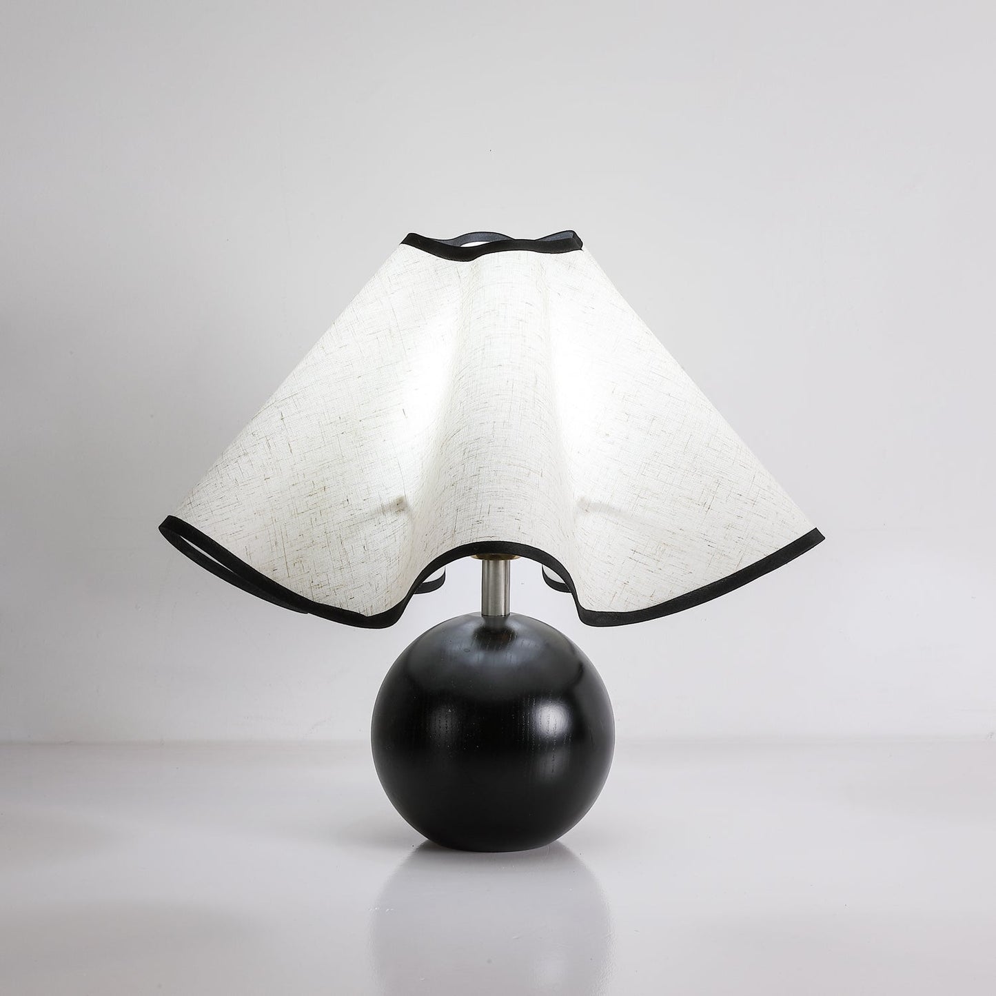 Meriloch | Skulpturel bølge stof træbase bordlampe  