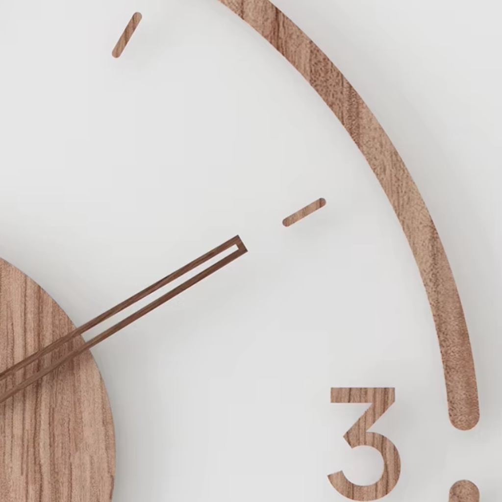 Minimalistisk analogt vægur i naturligt træ med stille kvarts