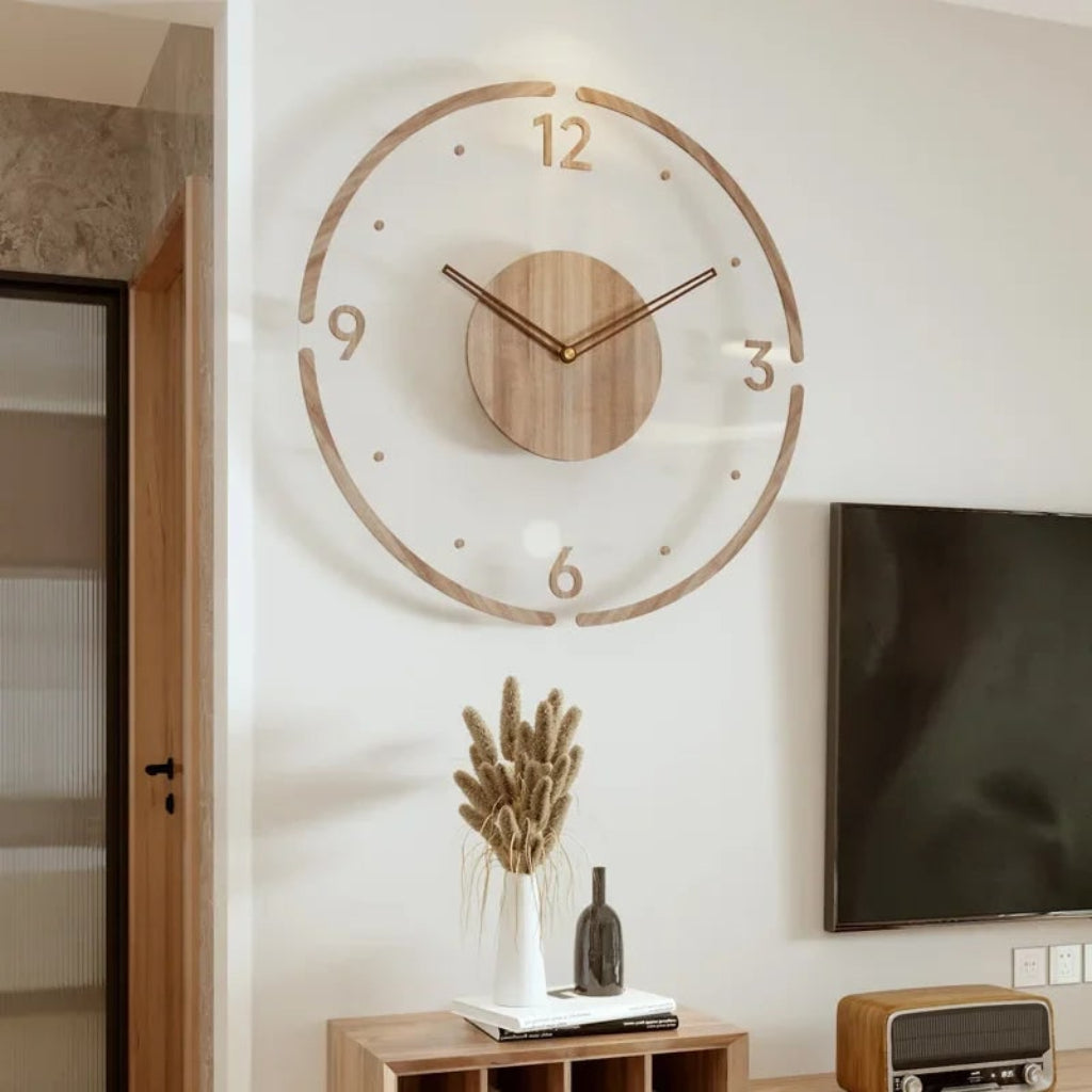 Minimalistisk analogt vægur i naturligt træ med stille kvarts