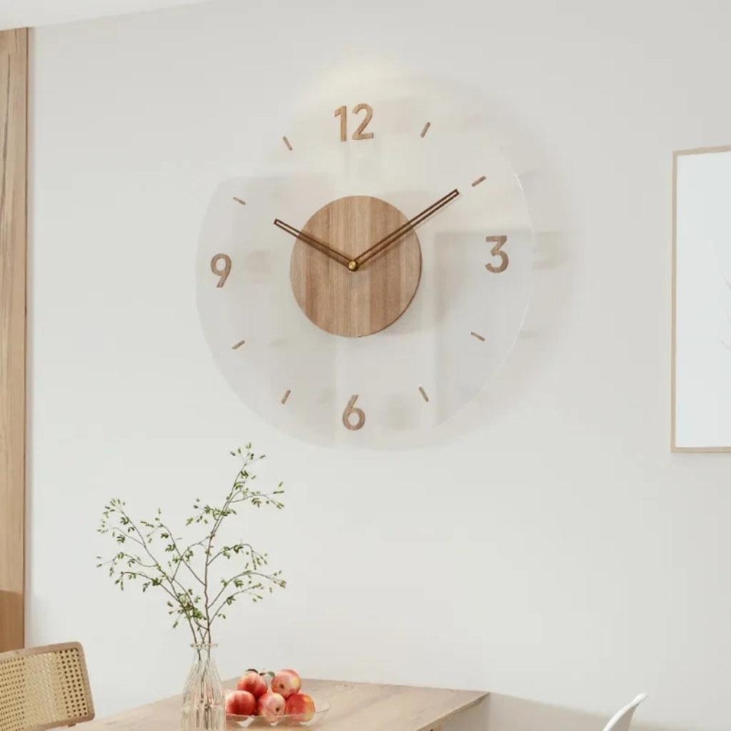 Minimalistisk analogt vægur i naturligt træ med stille kvarts