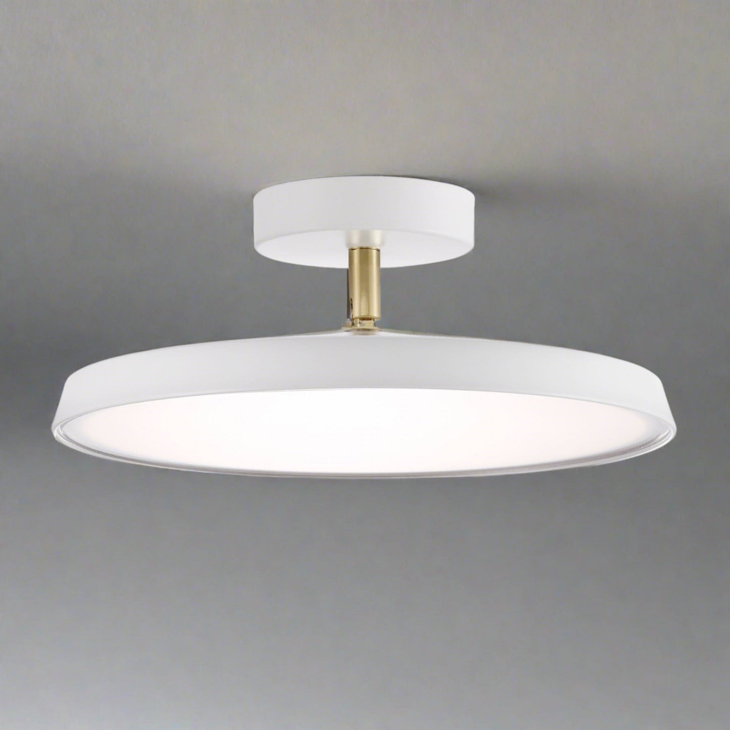 Novus | Moderne rund flush mount loftslampe med fladt panel