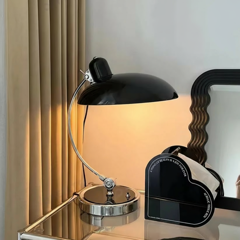 Buet arm Bauhaus skandinavisk skulpturel krom bordlampe