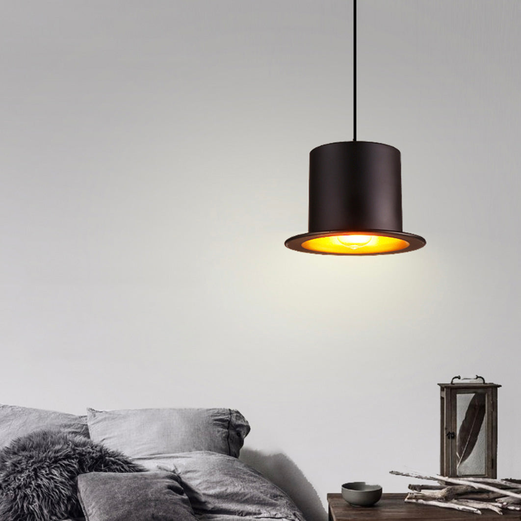 Threllis | Skulpturel hatformet pendellampe med bred skygge