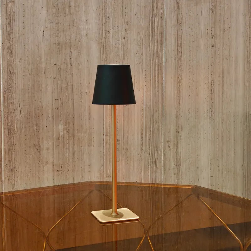 Slank Moderne Metal Vandtæt Trådløs Genopladelig Touch Dæmpbar Bordlampe