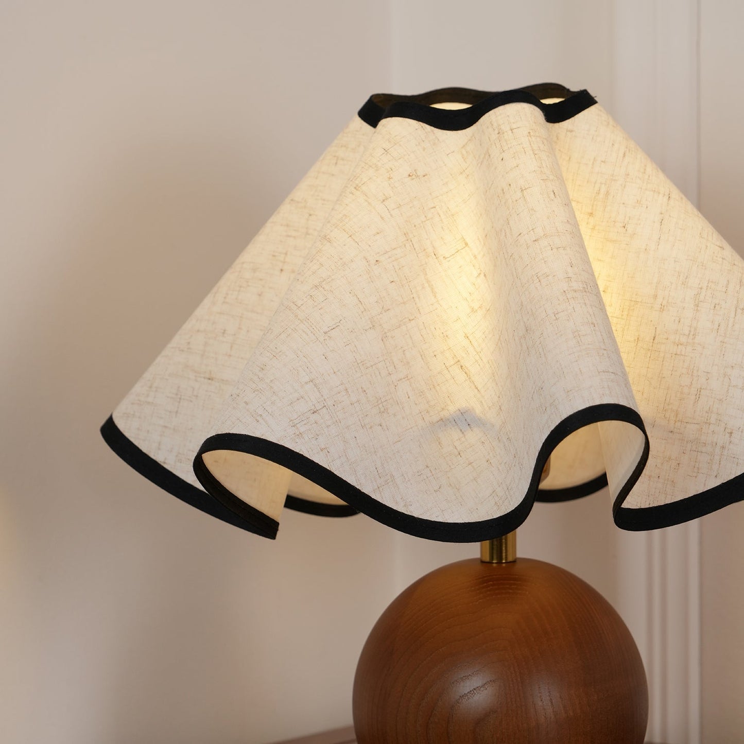 Meriloch | Skulpturel bølge stof træbase bordlampe  